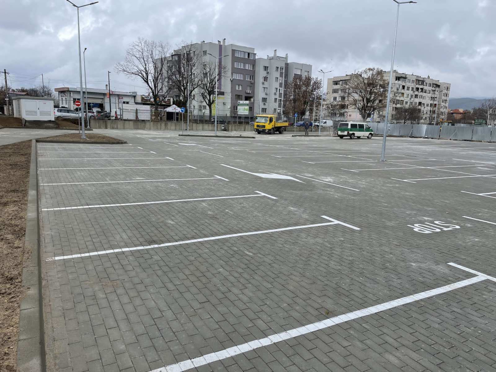 Завършена паважна настилка на автомобилен паркинг